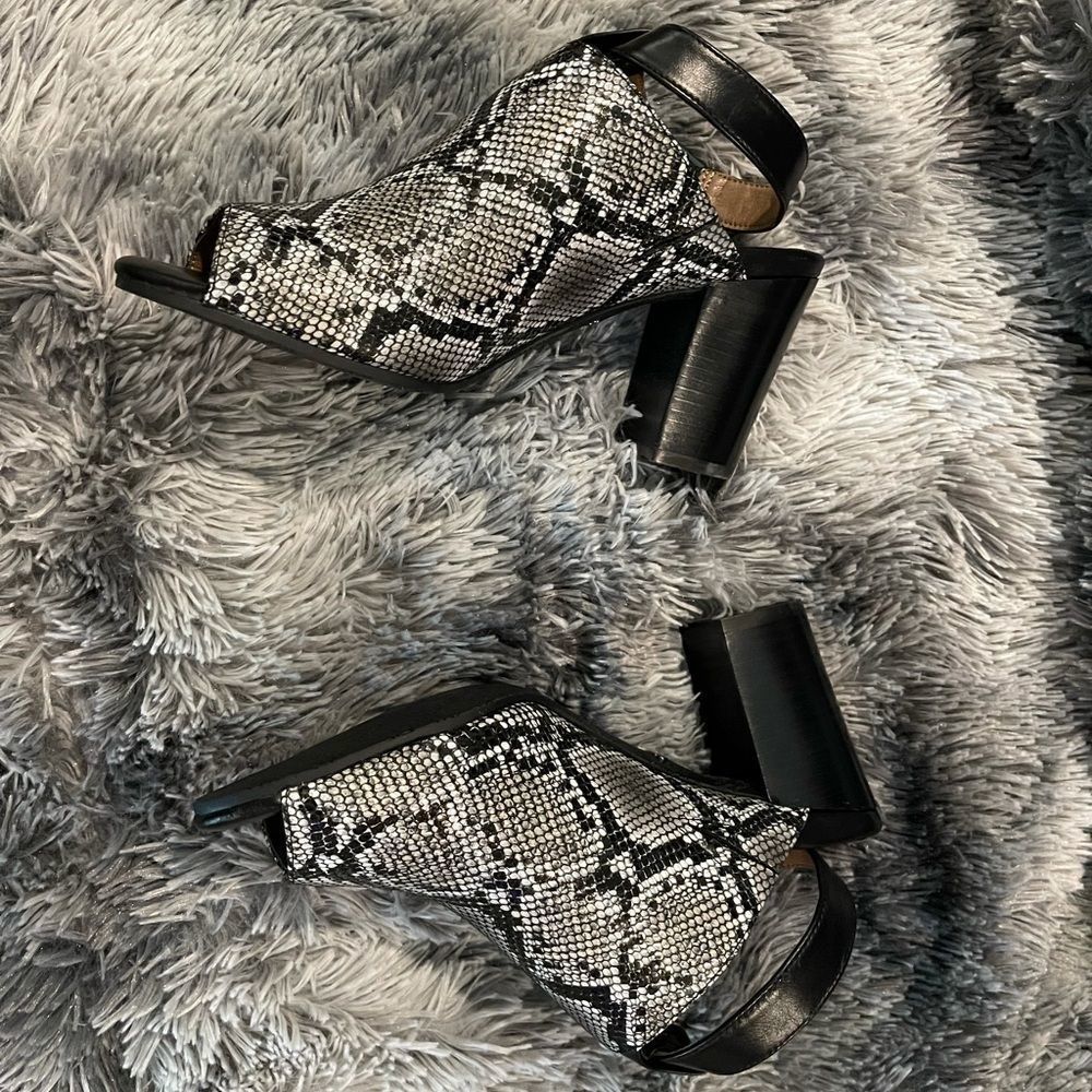 NEW IN BOX! Vionic Kaia Peep Toe Ankle Strap Leather Heel Sandals - Snakeskin - Picture 3 of 11